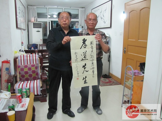2014年5月10日毛菁文先生荐临寒舍为张国富挥毫赐墨书《孝道先生》合影.JPG