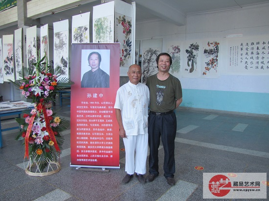 2014年8月14日张国富和居北京烟台籍著名画家孙建中先生在烟台福山区书画展览现场交流合影.JPG