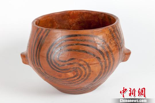 圆形陶罐阿尔巴县必雅努乡必雅努·得·乔斯村铜石并用时代,佩特雷史提文化公元前5 000 —前4 500年陶瓷;手塑、釉下彩绘、烧制、抛光高17.8厘米、 最大直径23.9厘米锡比乌——布鲁肯陶尔国家博物馆藏
