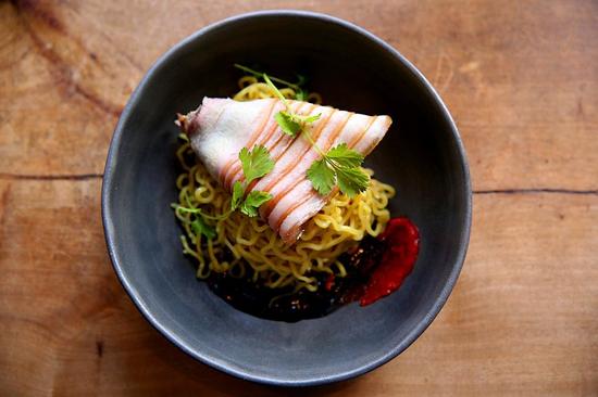 ���Danny Bowien�Ļ��廨����ȣ�������ʯΪ�����⿶��ɡ� ͼƬ��Courtesy of Mission Chinese