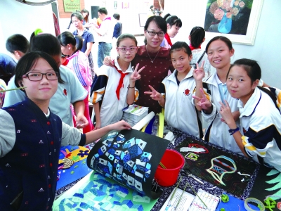 制作软陶给“海娃”们带来乐趣。