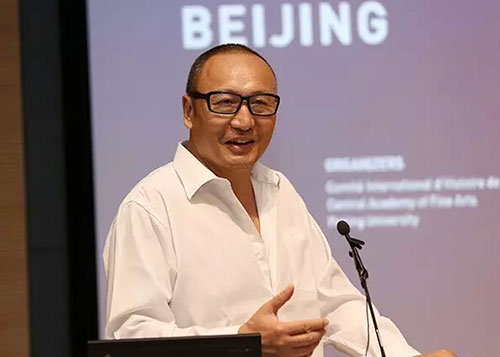 “世界艺术史大会”中方筹委会副主任兼秘书长、北京大学历史系教授朱青生回顾了中国申办世界艺术史大会的历程,此次“承办世界艺术史大会不仅仅是中国作为文化新力量,对世界艺术史做出的单方面贡献,更重要的是借助承办世界艺术史大会的契机,把艺术史、艺术史学界的世界联合推向了新的水平”