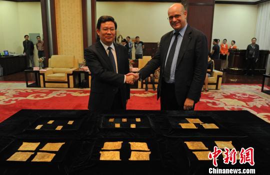 9��21�����磬�����ղؼҿ���˹�ٰ������ϰ��ٴ����й�����24���������ش���ɽ�ع�Ĺ�س�������Ƭ��ͼΪ���ϰ��͸���ʡ��ʡ���ĺ����������ƽ���ʽ�ϡ�������������