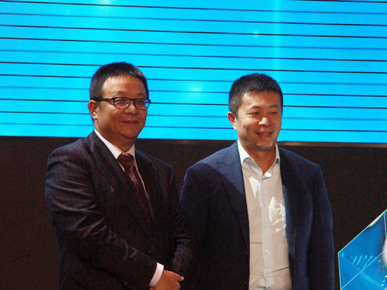 ����ͼƬΪ�׾��й����³��汦���й����³����������˶��³���CEO�ܹ�ΰ��������APP�������ղ�ս�Ժ�����Ļ��