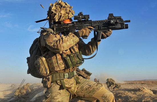 ������Ƭ�ɸ������ʿ���㡣��Ƭ�лʼ��ڱ���ʿ����������˹��Carl Hines�����ڰ���������ʲ������Ϊͻ�ƿ����صĵ�������첿���ṩ�����ڻ�������ҳ��ͼ�� 