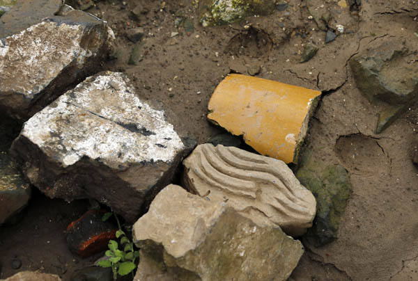 λ�������Ÿ����Ĺ����ϣ����ٻ�ɫ�������ߡ��������ĵ�����ש���໨����Ƭ������һ�� �������ż��� ���� ͼ