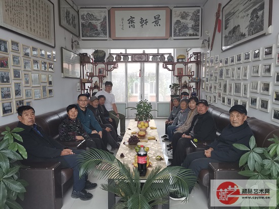 藏品艺术网总编辑、将士丰采书画院负责人王景轩(左3)与老区村洪陈府村的老人们聚在一起拉家常.jpg