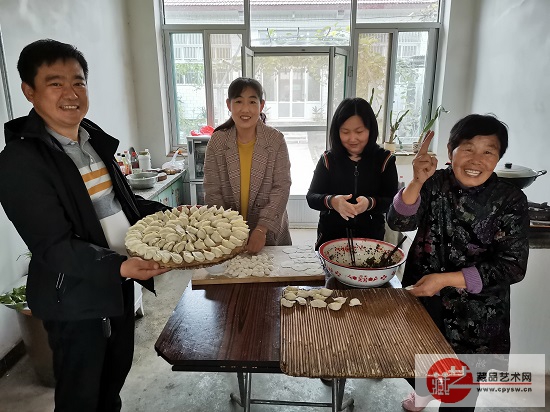 活动现场,志愿者王涛(左1)、王小艳(右2)、洪陈府村党支部书记王会艳(左2)与村里老人一块包饺子.jpg