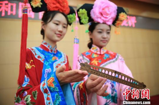 �׽챱���ú�԰��ɫ�����Ĵ���Ʒչ����30���ھ�����������ר��������ʮ�߿������߻�õ�һ����ͼΪľ�ʵ�ʮ�߿������ߡ�����ؾ����