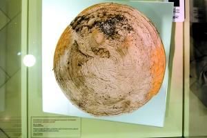 ③ 坐佛上刻有一个“佛”字。仅仅是从两张照片的对比,就得出两者应为一物是非常牵强的,所以,博物馆专门委托驻匈牙利的华人商会进行帮助,再次对佛像的尺寸、高度、重量等进行了对比,而得出了“肉身坐佛”疑似被盗文物的结论。