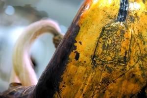 ② 在被盗的“章公祖师像”身上,有着几处非常明显的“伤痕”,即在佛像的肚子、手上都有着“伤痕”,这点在展出的“肉身坐佛”身上也得到了体现。