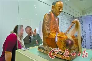 ① 从之前博物馆拍摄的“章公祖师像”照片,与媒体公布的匈牙利博物馆展出的“肉身坐佛”相比较,与照片内的佛像的神态都非常相似。