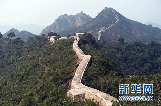 在《长城保护条例》颁布10周年之际,辽宁绥中一段野长城在修缮中被抹为“平板路”成为舆论关注的热点。图为9月23日拍摄的锥子山长城大毛山段修缮后的容貌。新华社记者 杨青摄