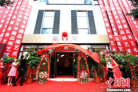 图为国家文物局原局长闫振堂(右二)等人为藏品阁揭牌。 张道正 摄