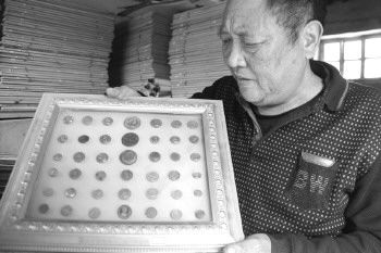 布建芳对自己收藏的纽扣如数家珍。