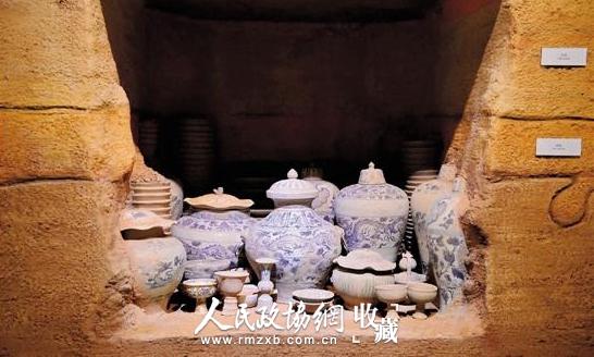 高安出土窖藏元青花器物共计瓷器239件,这是出土前的窖藏复原图。_副本