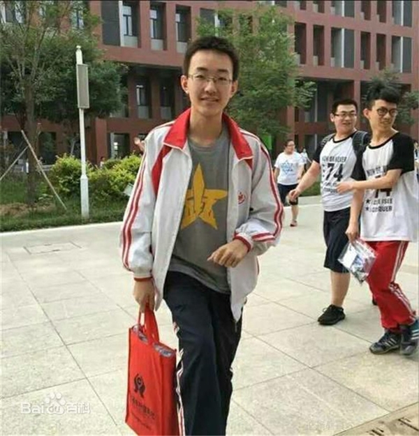 高考状元集体拍卖“笔记+辅导” 清华妹子清纯赛奶茶