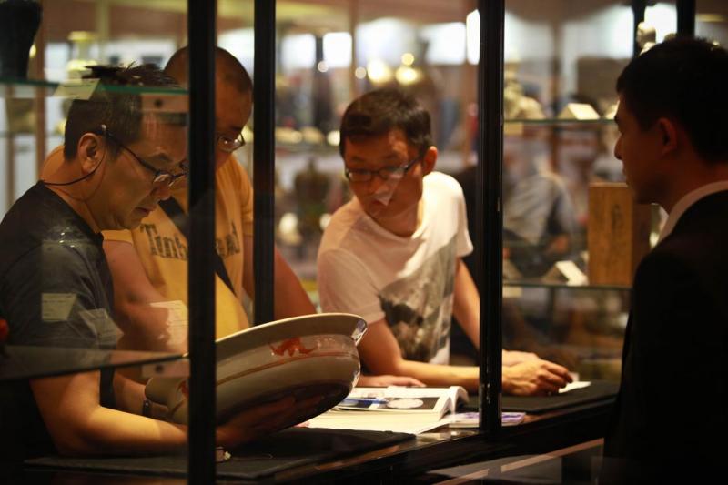 一边鉴赏 一边研讨.jpg