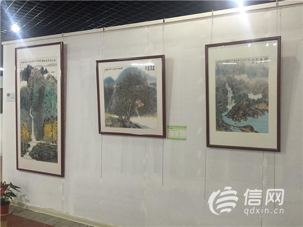 ���ɵĴ�ͳɽˮ�����ڰ�ɫ��Ⱦ�Ļ��棬����ӱ����ϻ��ൺ�μ��黭չ����������ʦ�����ˡ���ҹ����ͼ�������峿���ȶ����Ʒ���������й�ɽˮ�������������˾���Ҫ������������Ʒζ�����ܻ��е��⾳�����鷨�ҹٰ�����ʦҲͨ�����Ტ�õ���Ʒչʾ�˾�����鷨���գ��������ֳ�������鷨�����߽����˽�����