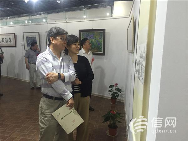 ���ɵĴ�ͳɽˮ�����ڰ�ɫ��Ⱦ�Ļ��棬����ӱ����ϻ��ൺ�μ��黭չ����������ʦ�����ˡ���ҹ����ͼ�������峿���ȶ����Ʒ���������й�ɽˮ�������������˾���Ҫ������������Ʒζ�����ܻ��е��⾳�����鷨�ҹٰ�����ʦҲͨ�����Ტ�õ���Ʒչʾ�˾�����鷨���գ��������ֳ�������鷨�����߽����˽�����