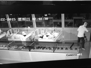 吴某有备而来,戴着头套行窃