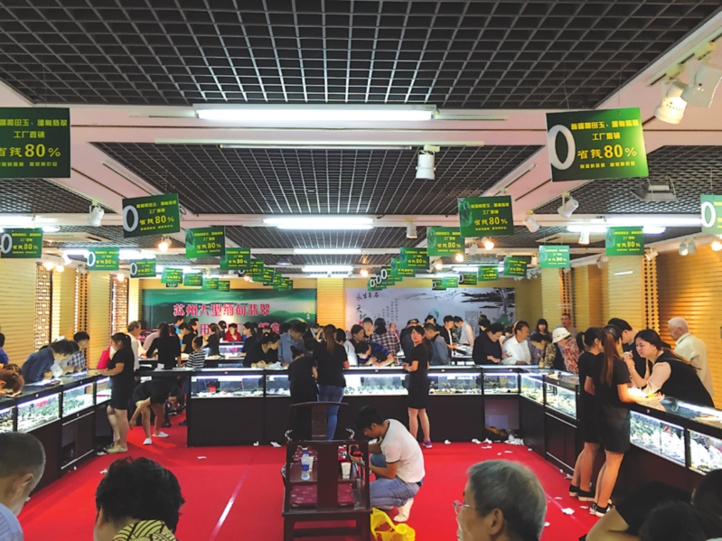 和田玉展销吸引了大批玉石爱好者。 和田玉展销吸引了大批玉石爱好者。