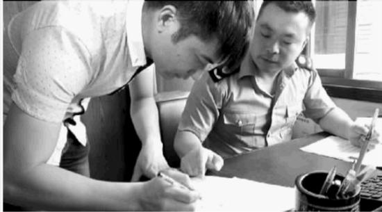 10月12日,在坡子街工商所,“东巴风情”负责人李大伟签订保证不进行违法经营承诺书。