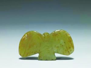 上世纪80年代末期,港台兴起的高古玉收藏热潮让红山玉器在收藏市场中受到关注。一面是大量出土的红山玉器精品,另一面是基本全仿的市场现状,红山玉收藏可谓迷雾重重,想要拨云见月却不是容易之举。