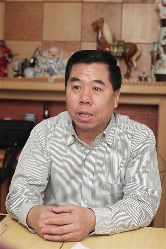 �ܻ�����������1958��7�¡�������������г��Ƴ���������˹Ьҵ��˾�������л����丣�����˾�Ļ���ҵ��չ�������ε�ְ�񣬼���������ղؼ�Э�����¡�������Э�᳣�����¡����ź��黭�����о��᳣�񸱻᳤��ְ������Сѧʱ�������ղأ���Ȥ�㷺����Ǯ�ҡ��黭�������Ⱦ��д������ղع�Ǯ������ö������ϡ��������ʮö��