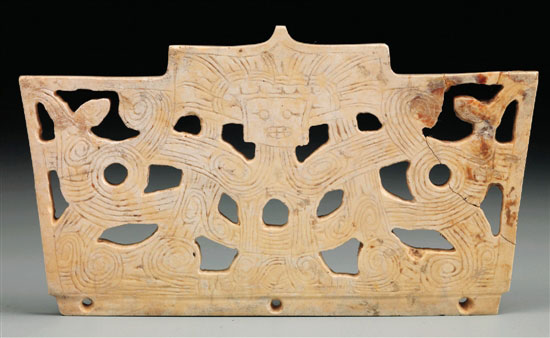 �ο����������״�� ��侲���Ժ��1986���㽭ʡ�������ຼ��ƿҤ��ɽ��ַM15�������״��Ϊ����Ļ�ʱ�ڴ����������ʵ�װ��������������ƽ������ʱ���ͷ�ṹ����ͬ����Ļ����ڵ�̨������Ƭ�Ľṹ���ڶ��в��и�ʱ���ͷ�ṹ���¶˱�����������Ⱦ�Ķ���С�ס�����������͸������߿̻����ϵļ������ԳƵ���֫���ȫ������ͼ����̹�â�ߵı���ͷ��ñ����������������Ȧ�ۣ�һ��̻��۽ǣ��̻������ݵĿ��졣�����ϱ���������֡��������󣬴˲�λ���λ����Ϊ�����Ƶ�˫�ۣ������ظ���λΪһ�㳣����Բ���νṹ����������γ�����̻������Ľṹ�������⣬���һ�¡�