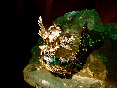 ���κ���