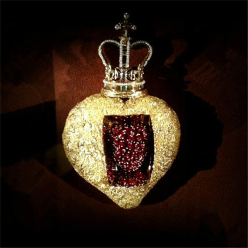 ������Ƶġ��߹���ġ���һ���ɺ챦ʯ�Ƴɵ����࣬���ƽ����������ͣ�������ţ������������һ�㣬�����κ��˶��ܽ���