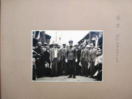 Ӱ����һ����Ƭ���м䴩�ž�װ�Ŀ���ΪӰ��ԭ�������ʵ��