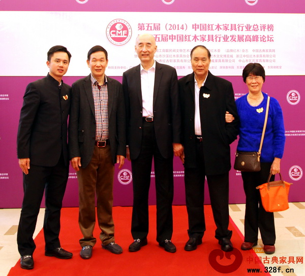 区胜春(左二)与出席红木总评榜的嘉宾合影