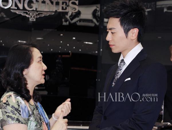 朱亚文身着伯尔鲁帝 (Berluti) 西服三件套出席2015年巴塞尔钟表展