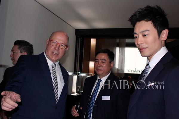 朱亚文身着伯尔鲁帝 (Berluti) 西服三件套出席2015年巴塞尔钟表展