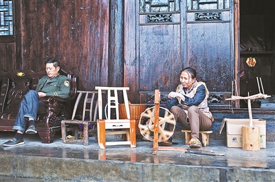 �������������������Ƭ�Σ��������ڽ�Ⱦ�õ��ߵ��������������һ��ĬĬ�����ų��̡����˲�ʱ˵�ϼ��䣬��Ǵ��ŵ�����Ц�⣬����������