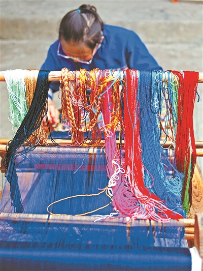 ����֯�����շ������з����ߡ�Ⱦɫ�����ߡ���Ͳ���񻨡���֯�ȵ�ʮ���������������õ��ߴ���ǲ�˿�������Լ��ֵ�ֲ�ͨ��ֲ��Ⱦɫ�ķ������ɣ�ɫ�������־ã���ɫ����