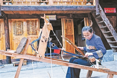 ����֯�����շ������з����ߡ�Ⱦɫ�����ߡ���Ͳ���񻨡���֯�ȵ�ʮ���������������õ��ߴ���ǲ�˿�������Լ��ֵ�ֲ�ͨ��ֲ��Ⱦɫ�ķ������ɣ�ɫ�������־ã���ɫ����