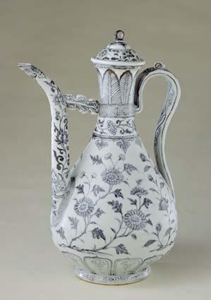明朝 青花折枝菊纹执壶 北京故宫博物院藏