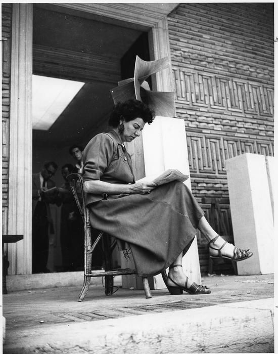 �弪���Ÿ���ķPeggy Guggenheim - 1948���弪���Ÿ���ķ��Peggy Guggenheim�����ڵڶ�ʮ������˹˫��չϣ��ǰ��ǰ�������������ǰ��������˹�ɣ�Antoine Pevsner���ġ���չ���桷��Developable Surface ��