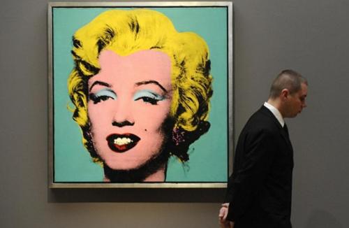 ������չʾ��������ʱ�����Ƚ��촽Ϳ�ף������ݻ����÷�ɫ���촽���������ͣ������üë���۾��ͱ��ӡ�