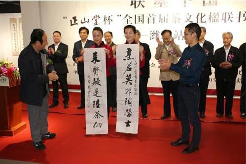 �й����ѧ�ḱ�᳤������ʡ���ѧ��᳤�½����й��鷨��Э���Ա��ɽ��ʡ���������Э����ϯ�߱��죬ɽ��ʡ���������Э��ִ����ϯ�������Ⱦ���ϯ�˴˴��黭չ�Ŀ�Ļ��ʽ������ճ������ǡ�80�����������黭��Ʒ��ŨŨ�ĺ��֮��������������ǰ��Ʒ�����͵����ǵ�Ŀ�⡣�黭�Ǿ����ģ������������ġ���ɽ���黭Ժ�����黭չ������ʽ������ǧ���黭�Ļ����İ�����Ļ��߽�������ֿɼ���