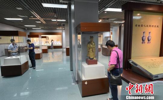 7月15日,跨越300年荟萃85件收藏精品的“怀古匠心”收藏精品展在福州博物馆启幕。 记者刘可耕 摄