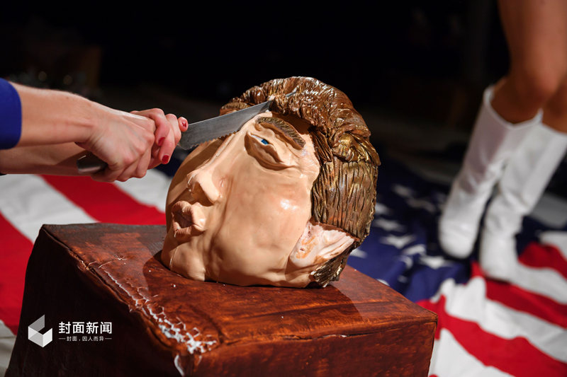 9��10�գ���ʿ����������11��ŷ�޵�������˫��չ�ڼ䣬������ӰʦFrank Perrinչ���Լ�����Ʒ�����������յ��Դ�������һ��Ϊ�����ڴ���˶������أ�����̩�������ι��߱������Գ�������ͷ����״�ĵ��⣬�ڴ�ͬʱ��һ��������Ա���Ա��ݡ�