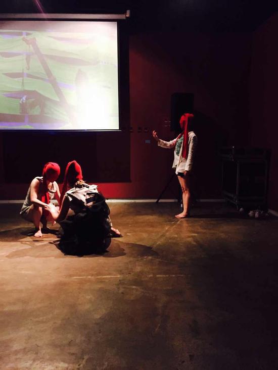 ���ء���������չ�ֳ�