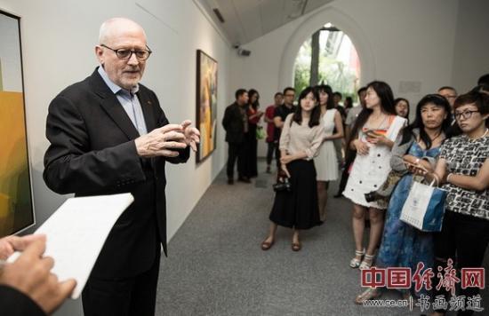点击图片翻到下一页>> 策展人罗兰·艾格 Lorand Hegyi 给媒体记者讲解作品