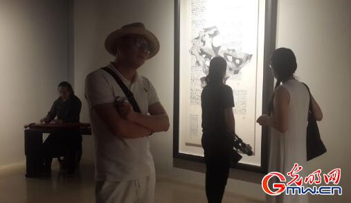 ��Ȩ�ȡ���ʯ�����뾳������������Ʒչ��Ļ