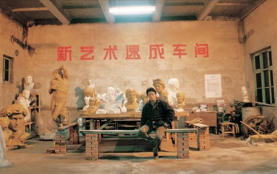 1998��1�£�չ���ڡ�����ۼ���չ�ϵ�װ������Ϊ��Ʒ���������ٳɳ��䡷��