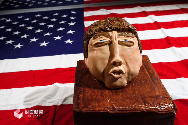 9��10�գ���ʿ����������11��ŷ�޵�������˫��չ�ڼ䣬������ӰʦFrank Perrinչ���Լ�����Ʒ�����������յ��Դ�������һ��Ϊ�����ڴ���˶������أ�����̩�������ι��߱������Գ�������ͷ����״�ĵ��⣬�ڴ�ͬʱ��һ��������Ա���Ա��ݡ�